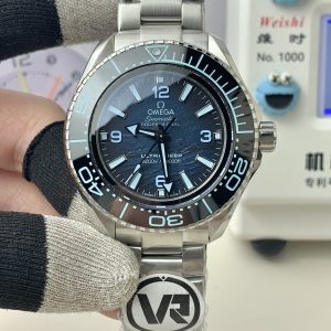 VR Super New Release—The Omega Seamaster 6000M Professional Diver's Watch. Its overall design aesthetic and proportions pay homage to the iconic Seamaster 600, featuring a slightly domed sapphire crystal that enhances water pressure resistance. Perfect for swimming and everyday diving!  The ceramic bezel incorporates liquid metal filling technology—an industry-exclusive design whose tactile richness will make it impossible to put down!  All applied elements on the hands and hour markers feature ultra-bright luminescence, ensuring you shine brightest in the dark!  Measuring 45.5×18mm, the watch appears surprisingly sleek from the side thanks to the layered design of the bezel, case, and caseback.  The screw-down caseback ensures superior water resistance, eliminating the need for a display back. Instead, each model features a laser-etched, permanent Poseidon emblem on the caseback.  Powered by the exclusive Cal.8912 integrated movement, the solid caseback leaves no room for flaws. The strap incorporates ergonomic design, and the clasp features micro-adjustment functionality.  Entirely molded from original molds, this watch is packed with intricate details—a VR production, guaranteed to be a masterpiece!